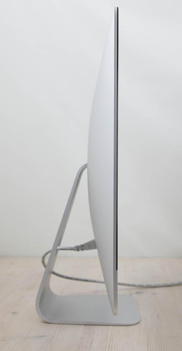 Ο iMac \"Core i5\" 3.0 21,5 ιντσών από αλουμίνιο (Retina 4K, 2019/Coffee Lake) διαθέτει επεξεργαστή Intel \"Core i5\" 14-nm \"Coffee Lake\" 3,0GHz (I5-8500) με έξι ανεξάρτητους \"πυρήνες\" επεξεργαστή σε ένα μόνο τσιπ, κοινόχρηστη μνήμη cache επιπέδου 3 9 MB, 8 GB DDR4 SDRAM 2666 MHz, σκληρό δίσκο SDD 500GB και επεξεργαστή γραφικών Radeon Pro 560X με 4 GB αποκλειστικής μνήμης βίντεο GDDR5. Διαθέτει επίσης ενσωματωμένη κάμερα web \"FaceTime HD\" και στερεοφωνικά ηχεία. Αυτό το μοντέλο διαθέτει οθόνη IPS DCI-P3 Retina 4K 21,5\" με οπίσθιο φωτισμό LED 4096x2304 και αναλογία 16:9. Το πίσω μέρος του περιβλήματος είναι από αλουμίνιο και είναι παχύτερο στη μέση και λεπτότερο κατά 5 mm στις άκρες. Η συνδεσιμότητα περιλαμβάνει τέσσερις θύρες USB 3.0, δύο θύρες Thunderbolt 3 (USB-C), Gigabit Ethernet, Wi-Fi 802.11ac και Bluetooth 4.2. Δεν διαθέτει τσιπ T2.