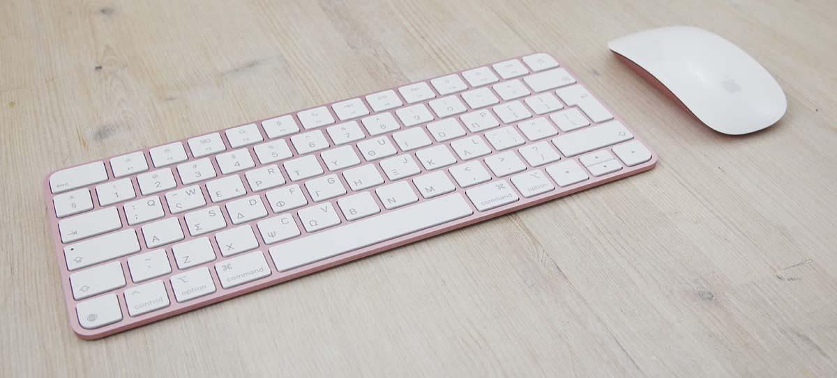 Αυτό το iMac (2024) διαθέτει επεξεργαστή Apple M4 4,4GHz με 8 πυρήνες (4 performance cores and 4 efficiency cores), 8 πυρήνες GPU, 16 πυρήνες Neural Engine, εύρος ζώνης μνήμης 120 GB/s, 16 GB ενσωματωμένης μνήμης RAM και σκληρό δίσκο 256GB SSD. Όλα αυτά σε ένα λεπτό περίβλημα αλουμινίου με επίπεδες άκρες που περιλαμβάνει μια οθόνη ευρείας οθόνης \"Retina 4.5K\" 23,5\" ανάλυσης 4480x2520, 218 PPI, με οπίσθιο φωτισμό LED, \"True Tone\", τοποθετημένη σε μια λεπτή βάση αλουμινίου. Διαθέτει επίσης ενσωματωμένη κάμερα Center Stage 12 megapixel με υποστήριξη \"Desk View\" και εγγραφή βίντεο 1080p, μια \"συστοιχία τριών μικροφώνων ποιότητας στούντιο\" και ένα \"σύστημα έξι ηχείων υψηλής πιστότητας\" που υποστηρίζει Spatial Audio με Dolby Atmos. Η συνδεσιμότητα περιλαμβάνει δύο θύρες Thunderbolt / USB 4, μια υποδοχή ακουστικών 3,5 mm τοποθετημένη βολικά στην αριστερή άκρη της οθόνης, Wi-Fi 6E (802.11ax) και Bluetooth 5.3. Το Gigabit Ethernet είναι διαθέσιμο μέσω μιας θύρας στο τροφοδοτικό ως προαιρετικό. Αυτό το συγκεκριμένο iMac \"2024 M4\" διατίθεται με ένα μικρό, ασύρματο \"Magic Keyboard\" με θύρα USB-C από αλουμίνιο σε ασορτί χρώμα και \"Lock Key\", καθώς και ένα ασύρματο \"Magic Mouse\" με υποστήριξη επιφάνειας πολλαπλής αφής.