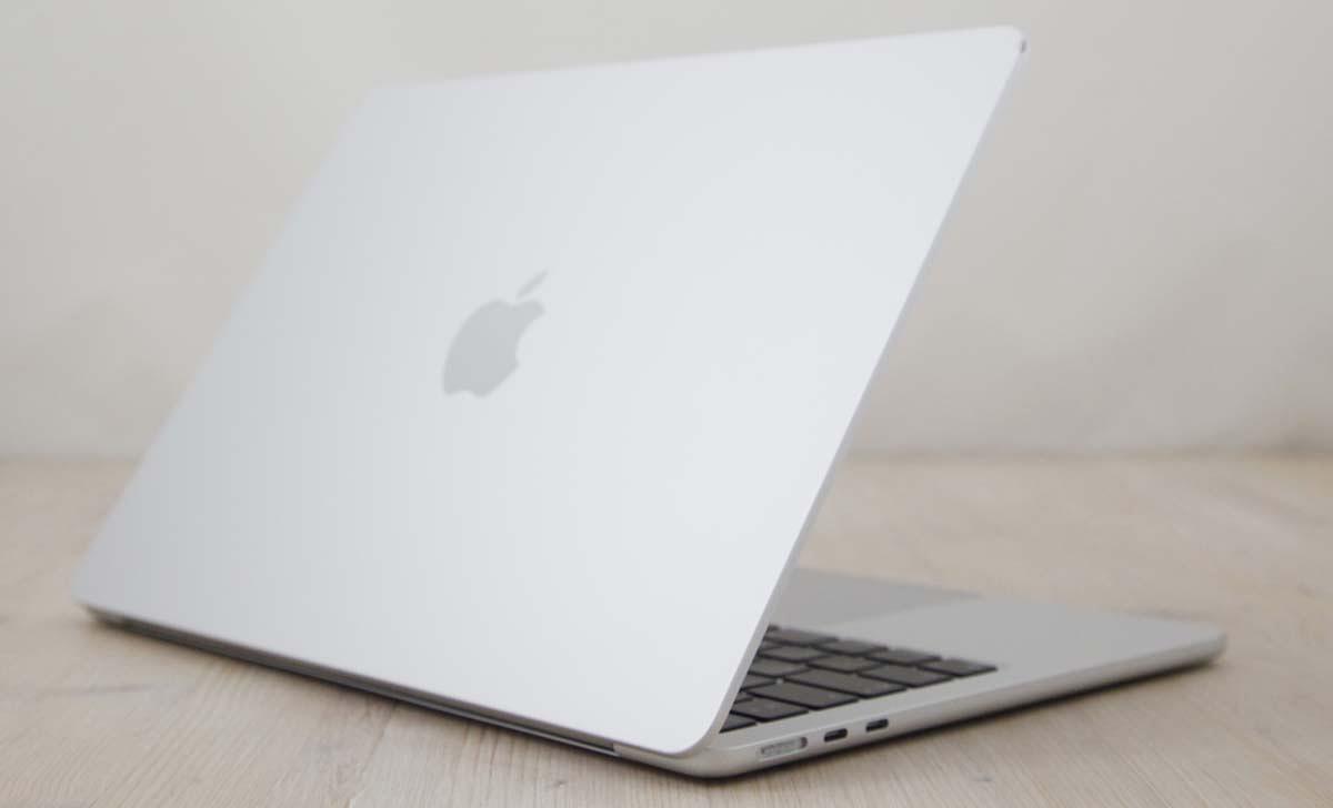 Αυτό το Apple MacBook Air M2 8-Core CPU / 8-Core GPU 13.6 ιντσών (2022) διαθέτει επεξεργαστή Apple M2 5-nm 3,49GHz με 8 πυρήνες, μια 8πύρηνη κάρτα γραφικών, Neural Engine 16 πυρήνων, μνήμη RAM 8GB και SSD 256GB. Όλα αυτά είναι τοποθετημένα σε μια ομοιόμορφα λεπτή θήκη από αλουμίνιο με ενσωματωμένη κάμερα web 1080p FaceTime HD, σύστημα ήχου τεσσάρων ηχείων, Touch ID, φωτιζόμενο Magic Keyboard, μεγάλο trackpad Force Touch και υψηλής ανάλυσης οθόνη Liquid Retina\" 13,6\" με οπίσθιο φωτισμό LED 2560x1664 (224 ppi, 500 nits) με τεχνολογία Wide color (P3) και True Tone. Ζυγίζει 1,24 κιλά. Η συνδεσιμότητα περιλαμβάνει 802.11ax Wi-Fi 6, Bluetooth 5, δύο θύρες Thunderbolt 3/USB 4 (υποδοχή USB-C) και υποδοχή ακουστικών 3,5 mm.