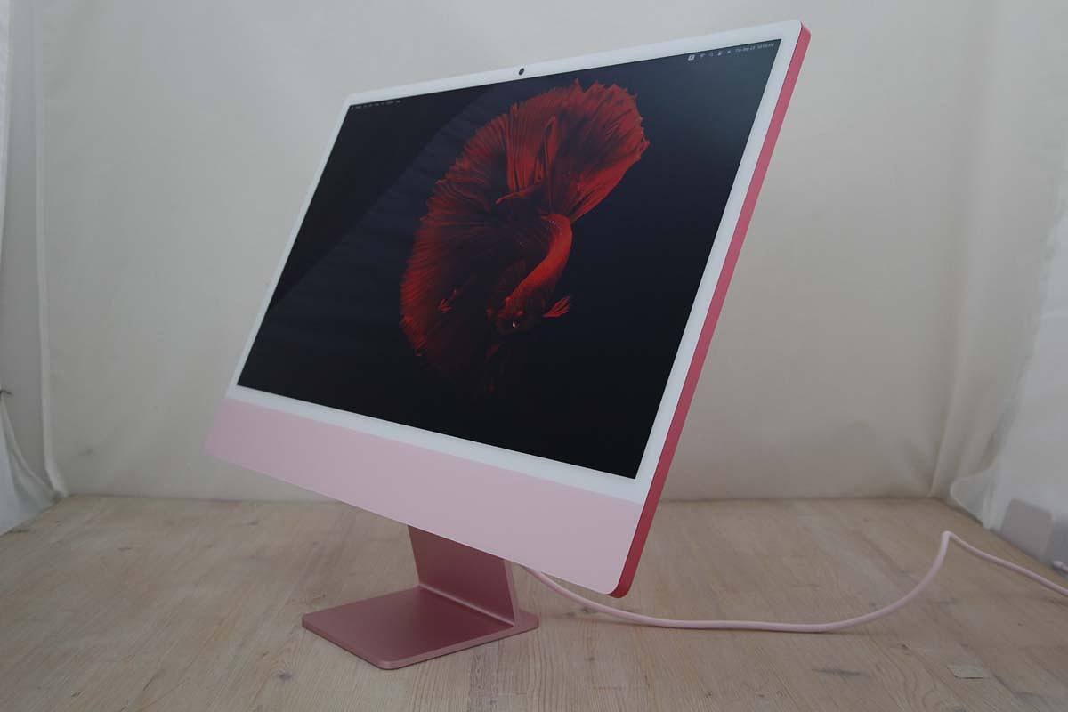 Αυτό το iMac (2024) διαθέτει επεξεργαστή Apple M4 4,4GHz με 8 πυρήνες (4 performance cores and 4 efficiency cores), 8 πυρήνες GPU, 16 πυρήνες Neural Engine, εύρος ζώνης μνήμης 120 GB/s, 16 GB ενσωματωμένης μνήμης RAM και σκληρό δίσκο 256GB SSD. Όλα αυτά σε ένα λεπτό περίβλημα αλουμινίου με επίπεδες άκρες που περιλαμβάνει μια οθόνη ευρείας οθόνης \"Retina 4.5K\" 23,5\" ανάλυσης 4480x2520, 218 PPI, με οπίσθιο φωτισμό LED, \"True Tone\", τοποθετημένη σε μια λεπτή βάση αλουμινίου. Διαθέτει επίσης ενσωματωμένη κάμερα Center Stage 12 megapixel με υποστήριξη \"Desk View\" και εγγραφή βίντεο 1080p, μια \"συστοιχία τριών μικροφώνων ποιότητας στούντιο\" και ένα \"σύστημα έξι ηχείων υψηλής πιστότητας\" που υποστηρίζει Spatial Audio με Dolby Atmos. Η συνδεσιμότητα περιλαμβάνει δύο θύρες Thunderbolt / USB 4, μια υποδοχή ακουστικών 3,5 mm τοποθετημένη βολικά στην αριστερή άκρη της οθόνης, Wi-Fi 6E (802.11ax) και Bluetooth 5.3. Το Gigabit Ethernet είναι διαθέσιμο μέσω μιας θύρας στο τροφοδοτικό ως προαιρετικό. Αυτό το συγκεκριμένο iMac \"2024 M4\" διατίθεται με ένα μικρό, ασύρματο \"Magic Keyboard\" με θύρα USB-C από αλουμίνιο σε ασορτί χρώμα και \"Lock Key\", καθώς και ένα ασύρματο \"Magic Mouse\" με υποστήριξη επιφάνειας πολλαπλής αφής.