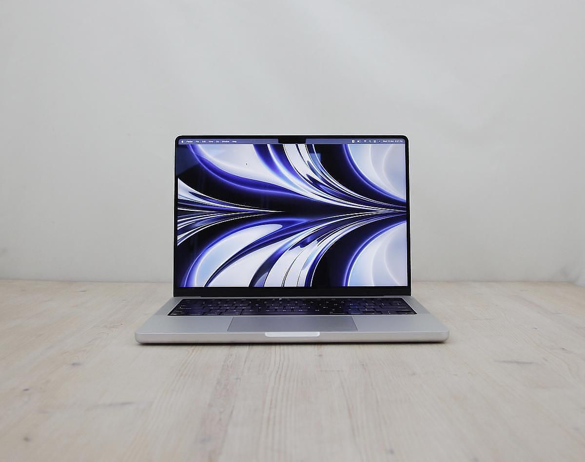 Το μοντέλο Apple MacBook Pro M1 Max 10-Core CPU/24-Core GPU 14 ιντσών (2021) διαθέτει επεξεργαστή Apple M1 Max 3,2 GHz με δέκα πυρήνες, μια κάρτα γραφικών 24 πυρήνων , έναν Neural Engine 16 πυρήνων, 32GB RAM και 512Gb SSD. Αυτός ο φορητός υπολογιστής διαθέτει ενσωματωμένη κάμερα web FaceTime HD 1080p, ηχοσύστημα υψηλής πιστότητας έξι ηχείων με γούφερ, φωτιζόμενο Magic Keyboard με Touch ID αισθητήρα και ένα γιγάντιο trackpad Force Touch. Επιπλέον, διαθέτει ευρεία οθόνη 14,2\" με οπίσθιο φωτισμό LED 3024x1964 (254 ppi, 1000 nits διατηρημένα, 1600 nits κορυφή, αναλογία αντίθεσης 1.000.000:1) Liquid Retina XDR οθόνη. Η συνδεσιμότητα περιλαμβάνει 802.11ax Wi-Fi 6, Bluetooth 5, τρεις θύρες Thunderbolt 4 (υποδοχή USB-C), μια θύρα HDMI 2.0, μια υποδοχή κάρτας SD με δυνατότητα SDXC, μια υποδοχή ακουστικών 3,5 mm και μια υποδοχή τροφοδοσίας MagSafe 3
