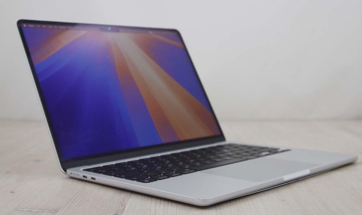 Αυτό το Apple MacBook Air M2 8-Core CPU / 8-Core GPU 13.6 ιντσών (2022) διαθέτει επεξεργαστή Apple M2 5-nm 3,49GHz με 8 πυρήνες, μια 8πύρηνη κάρτα γραφικών, Neural Engine 16 πυρήνων, μνήμη RAM 8GB και SSD 256GB. Όλα αυτά είναι τοποθετημένα σε μια ομοιόμορφα λεπτή θήκη από αλουμίνιο με ενσωματωμένη κάμερα web 1080p FaceTime HD, σύστημα ήχου τεσσάρων ηχείων, Touch ID, φωτιζόμενο Magic Keyboard, μεγάλο trackpad Force Touch και υψηλής ανάλυσης οθόνη Liquid Retina\" 13,6\" με οπίσθιο φωτισμό LED 2560x1664 (224 ppi, 500 nits) με τεχνολογία Wide color (P3) και True Tone. Ζυγίζει 1,24 κιλά. Η συνδεσιμότητα περιλαμβάνει 802.11ax Wi-Fi 6, Bluetooth 5, δύο θύρες Thunderbolt 3/USB 4 (υποδοχή USB-C) και υποδοχή ακουστικών 3,5 mm.