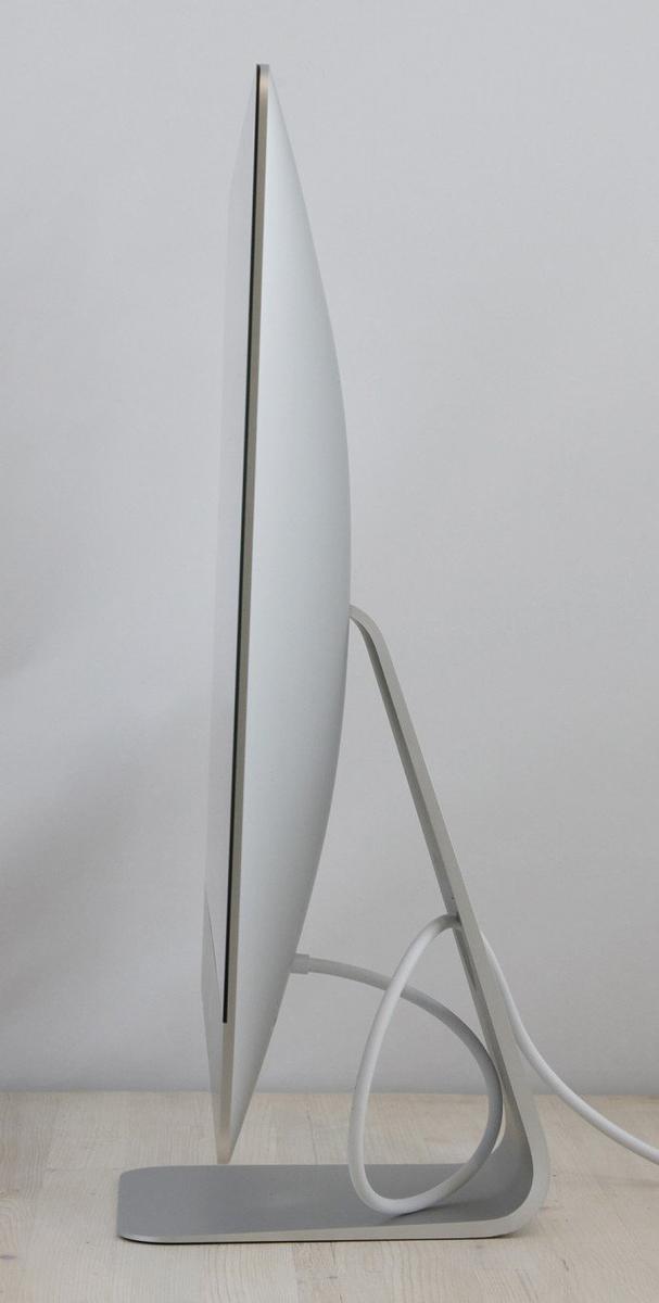 The iMac \"Core i5\" 3.2 27-Inch Aluminum (Late 2013/Haswell) features a 22 nm \"Haswell\" *Quad Core* 3.2 GHz Intel \"Core i5\" (4570) processor with *four* independent processor cores on a single chip, a 6 MB shared level 3 cache, 8 GB of 1600 MHz DDR3L SDRAM (PC3-12800) installed in pairs, a 500Gb SSD hard drive, and a NVIDIA GeForce GT 755M graphics processor with 1 GB of dedicated GDDR5 memory. It also has a built-in \"FaceTime HD\" webcam and stereo speakers. This model has a 27\" 2560x1440 LED-backlit 16:9 widescreen IPS display with the \"cover glass fully laminated to the LCD and anti-reflective coating.\" The rear of the case is aluminum and is thicker in the middle and tapers to a razor thin 5 mm at the edges. Connectivity includes four USB 3.0 ports, dual Thunderbolt ports, Gigabit Ethernet, 802.11ac Wi-Fi (802.11a/b/g/n compatible), and Bluetooth 4.0.