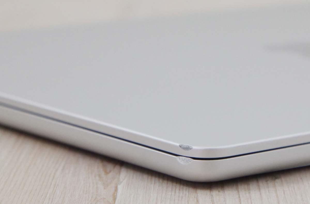 Αυτό το Apple MacBook Air M2 8-Core CPU / 8-Core GPU 13.6 ιντσών (2022) διαθέτει επεξεργαστή Apple M2 5-nm 3,49GHz με 8 πυρήνες, μια 8πύρηνη κάρτα γραφικών, Neural Engine 16 πυρήνων, μνήμη RAM 8GB και SSD 256GB. Όλα αυτά είναι τοποθετημένα σε μια ομοιόμορφα λεπτή θήκη από αλουμίνιο με ενσωματωμένη κάμερα web 1080p FaceTime HD, σύστημα ήχου τεσσάρων ηχείων, Touch ID, φωτιζόμενο Magic Keyboard, μεγάλο trackpad Force Touch και υψηλής ανάλυσης οθόνη Liquid Retina\" 13,6\" με οπίσθιο φωτισμό LED 2560x1664 (224 ppi, 500 nits) με τεχνολογία Wide color (P3) και True Tone. Ζυγίζει 1,24 κιλά. Η συνδεσιμότητα περιλαμβάνει 802.11ax Wi-Fi 6, Bluetooth 5, δύο θύρες Thunderbolt 3/USB 4 (υποδοχή USB-C) και υποδοχή ακουστικών 3,5 mm.