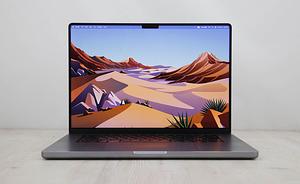 Το μοντέλο Apple MacBook Pro M2 Pro 12-Core CPU / 19-Core GPU 16 ιντσών (2023) διαθέτει επεξεργαστή Apple M2 Pro 3,49 GHz με δώδεκα πυρήνες, μια GPU 19 πυρήνων , έναν Neural Engine 16 πυρήνων, 32GB ενσωματωμένης RAM και έναν SSD 1 TB. Προσφέρεται σε σκούρο χρώμα Space Grey, αυτός ο φορητός υπολογιστής διαθέτει ενσωματωμένη κάμερα web FaceTime HD 1080p, ηχοσύστημα υψηλής πιστότητας έξι ηχείων με γούφερ αναγκαστικής ακύρωσης, φωτιζόμενο Magic Keyboard με Touch ID αισθητήρας (αλλά όχι \"Touch Bar\") και ένα γιγάντιο trackpad Force Touch. Επιπλέον, διαθέτει ευρεία οθόνη 16,2\" με οπίσθιο φωτισμό LED 3456x2234 (254 ppi, 1000 nits, 1600 nits μέγιστο HDR, αναλογία αντίθεσης 1.000.000:1) Liquid Retina XDR ενσωματωμένη οθόνη. Η συνδεσιμότητα περιλαμβάνει Wi-Fi 6E (802.11ax), Bluetooth 5.3, τρεις θύρες Thunderbolt 4 (υποδοχή USB-C), μια θύρα HDMI 2.1, μια υποδοχή κάρτας SD με δυνατότητα SDXC, μια υποδοχή ακουστικών 3,5 mm και μια MagSafe 3 βύσμα τροφοδοσίας.