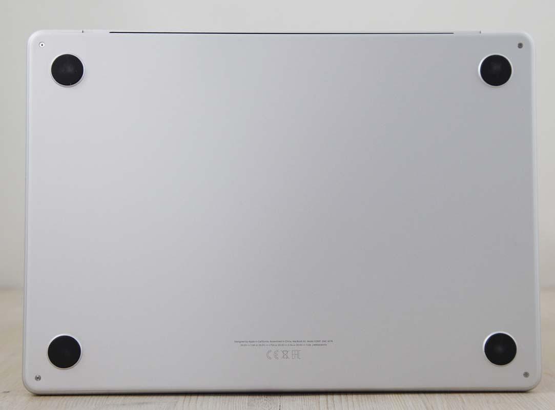 Αυτό το Apple MacBook Air M2 8-Core CPU / 8-Core GPU 13.6 ιντσών (2022) διαθέτει επεξεργαστή Apple M2 5-nm 3,49GHz με 8 πυρήνες, μια 8πύρηνη κάρτα γραφικών, Neural Engine 16 πυρήνων, μνήμη RAM 8GB και SSD 256GB. Όλα αυτά είναι τοποθετημένα σε μια ομοιόμορφα λεπτή θήκη από αλουμίνιο με ενσωματωμένη κάμερα web 1080p FaceTime HD, σύστημα ήχου τεσσάρων ηχείων, Touch ID, φωτιζόμενο Magic Keyboard, μεγάλο trackpad Force Touch και υψηλής ανάλυσης οθόνη Liquid Retina\" 13,6\" με οπίσθιο φωτισμό LED 2560x1664 (224 ppi, 500 nits) με τεχνολογία Wide color (P3) και True Tone. Ζυγίζει 1,24 κιλά. Η συνδεσιμότητα περιλαμβάνει 802.11ax Wi-Fi 6, Bluetooth 5, δύο θύρες Thunderbolt 3/USB 4 (υποδοχή USB-C) και υποδοχή ακουστικών 3,5 mm.