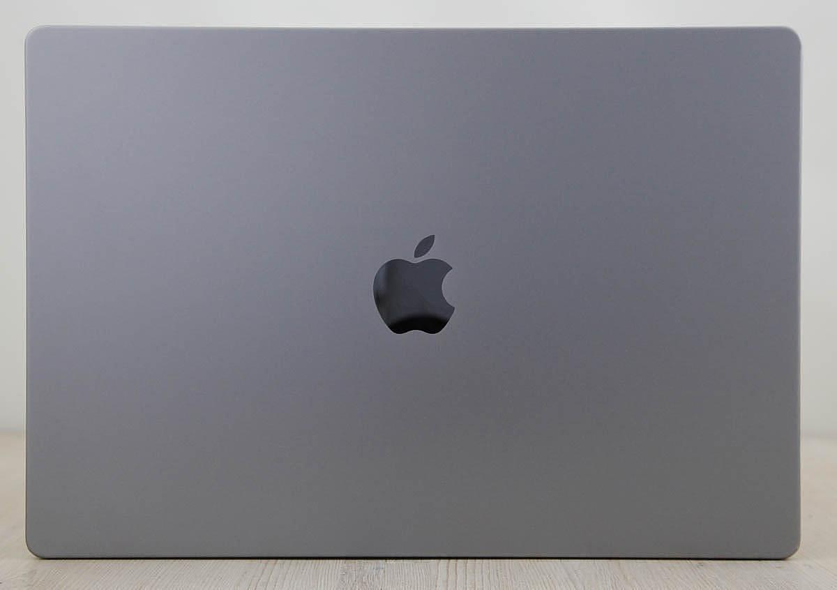 Το μοντέλο Apple MacBook Pro M2 Pro 12-Core CPU / 19-Core GPU 16 ιντσών (2023) διαθέτει επεξεργαστή Apple M2 Pro 3,49 GHz με δώδεκα πυρήνες, μια GPU 19 πυρήνων , έναν Neural Engine 16 πυρήνων, 32GB ενσωματωμένης RAM και έναν SSD 1 TB. Προσφέρεται σε σκούρο χρώμα Space Grey, αυτός ο φορητός υπολογιστής διαθέτει ενσωματωμένη κάμερα web FaceTime HD 1080p, ηχοσύστημα υψηλής πιστότητας έξι ηχείων με γούφερ αναγκαστικής ακύρωσης, φωτιζόμενο Magic Keyboard με Touch ID αισθητήρας (αλλά όχι \"Touch Bar\") και ένα γιγάντιο trackpad Force Touch. Επιπλέον, διαθέτει ευρεία οθόνη 16,2\" με οπίσθιο φωτισμό LED 3456x2234 (254 ppi, 1000 nits, 1600 nits μέγιστο HDR, αναλογία αντίθεσης 1.000.000:1) Liquid Retina XDR ενσωματωμένη οθόνη. Η συνδεσιμότητα περιλαμβάνει Wi-Fi 6E (802.11ax), Bluetooth 5.3, τρεις θύρες Thunderbolt 4 (υποδοχή USB-C), μια θύρα HDMI 2.1, μια υποδοχή κάρτας SD με δυνατότητα SDXC, μια υποδοχή ακουστικών 3,5 mm και μια MagSafe 3 βύσμα τροφοδοσίας.