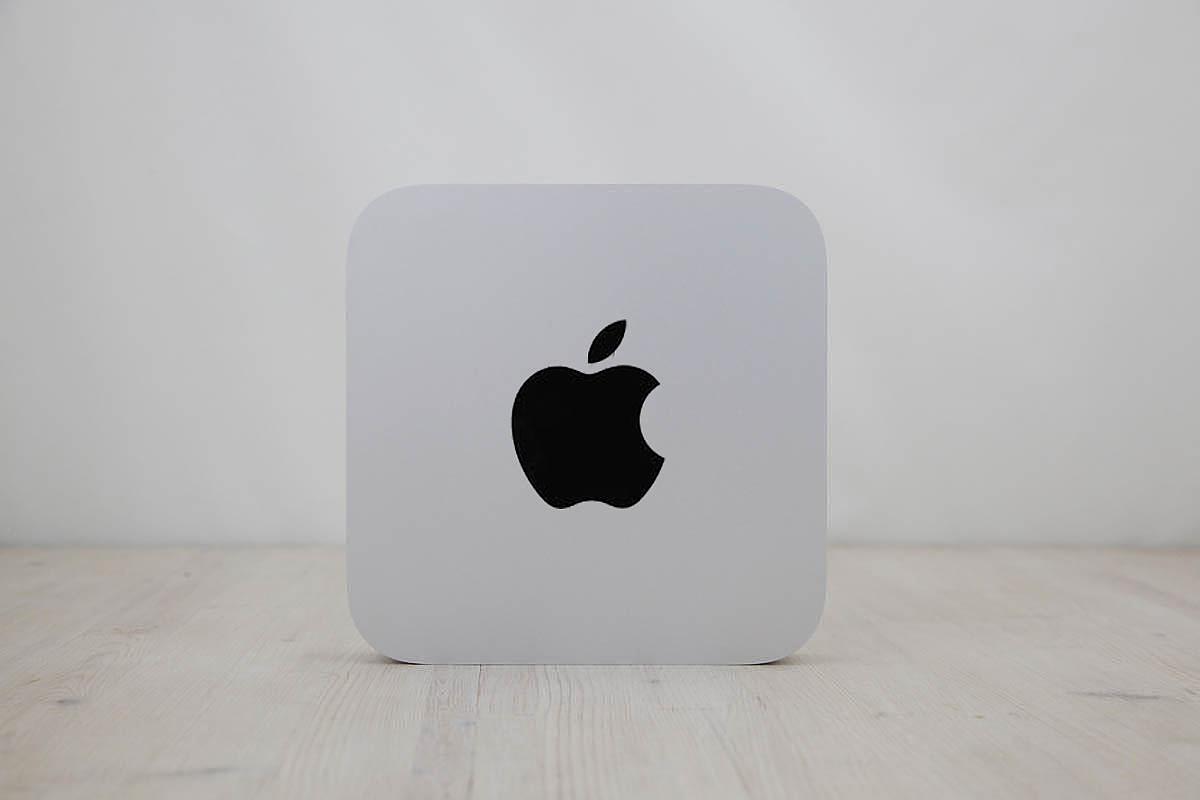 Το Apple Mac mini M4 με 10 πυρήνες CPU / 10 πυρήνες GPU (2024) διαθέτει επεξεργαστή Apple M4 4,4 GHz με 10 πυρήνες (4 performance cores and 6 efficiency cores), GPU 10 πυρήνων, Neural Engine 16 πυρήνων, 16 GB RAM και 256Gb αποθηκευτικού χώρου. Η συνδεσιμότητα περιλαμβάνει Wi-Fi 6E (802.11ax), Bluetooth 5.3, δύο θύρες USB-C (έως 10Gb/s) και υποδοχή ακουστικών 3,5 mm στο μπροστινό μέρος, καθώς και τρεις θύρες Thunderbolt 4 (υποδοχή USB-C, έως 40Gb/s), HDMI 2.1 και Gigabit Ethernet στο πίσω μέρος. Όλα αυτά βρίσκονται σε έναν μικροσκοπικό κύβο ασημί χρώματος που έχει πλάτος και βάθος μόλις 12.7 x 12.7 εκατοστά και ύψος 5,5 εκατοστά.