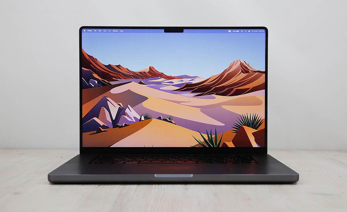 Αυτό το MacBook Pro \"M4 Max\" 14-πύρηνου CPU / 32-πύρηνου GPU 16 ιντσών (2024) διαθέτει επεξεργαστή Apple M4 Max 4,5GHz με 14 πυρήνες CPU (10 performance cores and 4 efficiency cores), GPU 32 πυρήνων, Neural Engine 16 πυρήνων, προεπιλεγμένη ενσωματωμένη μνήμη RAM 36GB και ενσωματωμένο SSD 1 TB. Προσφέρεται σε Space Black, αυτός ο φορητός υπολογιστής διαθέτει ενσωματωμένη κάμερα \"Center Stage\" 12 megapixel, σύστημα ήχου έξι ηχείων υψηλής πιστότητας με woofer ακύρωσης ισχύος, φωτιζόμενο \"Magic Keyboard\" με αισθητήρα \"Touch ID\" και μεγάλο trackpad \"Force Touch\". Επιπλέον, διαθέτει οθόνη υψηλής ανάλυσης 16,2\" με οπίσθιο φωτισμό LED, ανάλυσης 3456x2234 (254 ppi, 1000 nits sustained, 1600 nits peak HDR, 1000 nits SDR, αναλογία αντίθεσης 1.000.000:1) \"Liquid Retina XDR\". Η συνδεσιμότητα περιλαμβάνει Wi-Fi 6E (802.11ax), Bluetooth 5.3, τρεις θύρες Thunderbolt 5 (υποδοχή USB-C), θύρα HDMI 2.1, υποδοχή κάρτας SD με δυνατότητα SDXC, υποδοχή ακουστικών 3,5 mm και υποδοχή τροφοδοσίας \"MagSafe 3\".